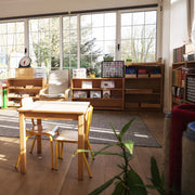 Aula Montessori en Montessori Gran Bilbao, con materiales educativos, luz natural y un ambiente preparado para el aprendizaje autónomo.