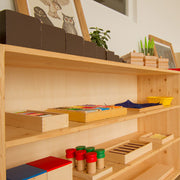 Materiales Montessori en la escuela Montessori Gran Bilbao. Herramientas de aprendizaje sensorial y manipulativo para fomentar la autonomía y el desarrollo infantil.