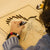 Niño realizando una actividad Montessori en la escuela Montessori Gran Bilbao. Desarrollo de la motricidad fina y aprendizaje práctico con materiales manipulativos.