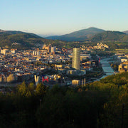 Vista panorámica de Bilbao desde el mirador cercano a Montessori Gran Bilbao, rodeado de naturaleza y un entorno inspirador para el aprendizaje.